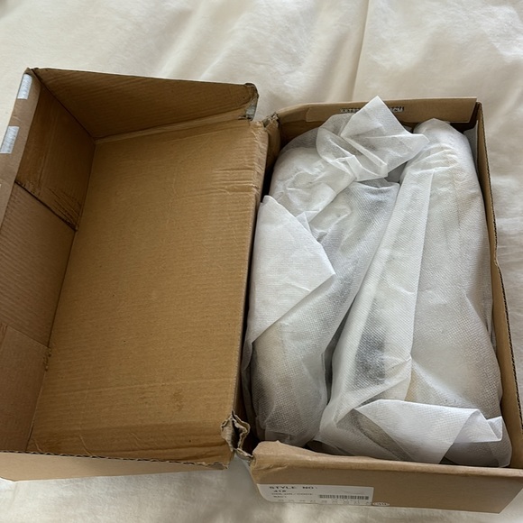 Designer inspired GG sneaker with grey star and gold accents! - Picture 3 of 9